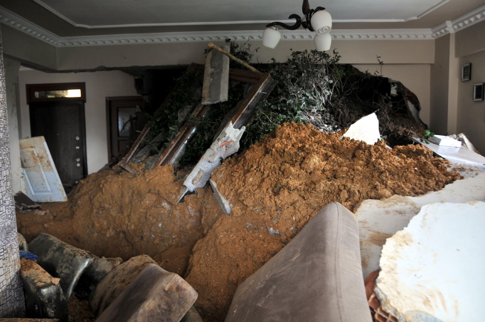 Kuzenler salonda otururken dehşeti yaşadı! Elle kazarak çıkardılar
