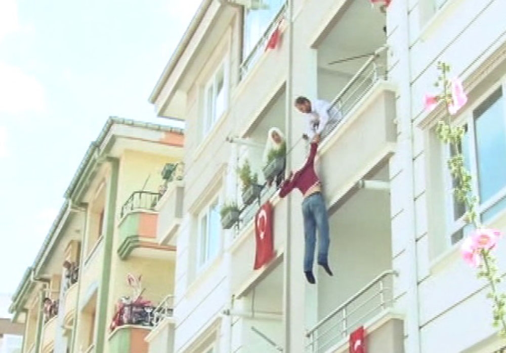Babasından kurtulmak için balkondan atladı!