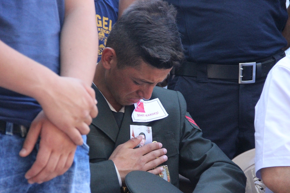 Şehidin kardeşinin bu hareketi herkesi ağlattı