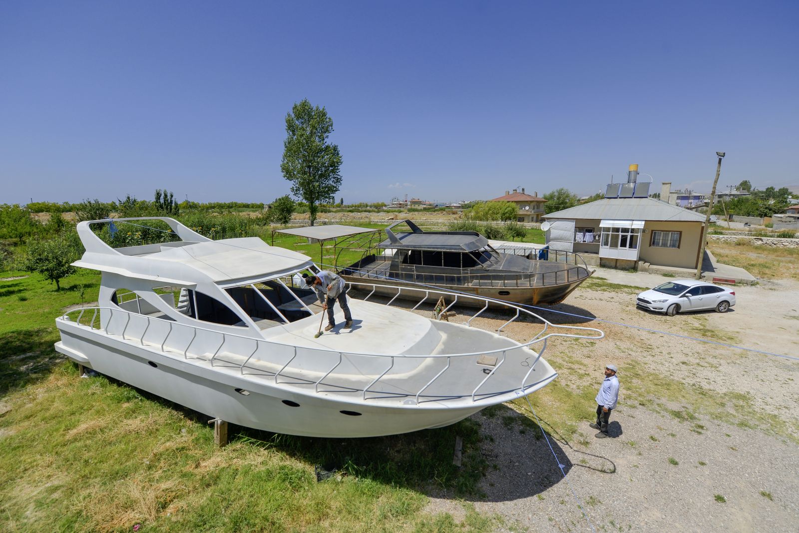 Tersaneye çevirdikleri bahçede tekne yapıyorlar