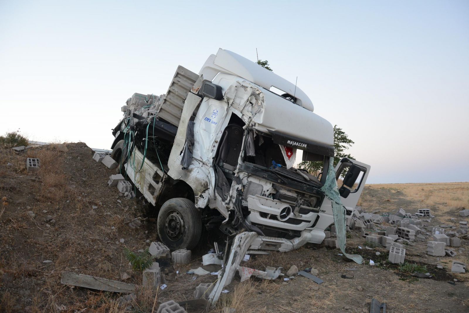 TIR yolcu otobüsünü biçti: 8 yaralı