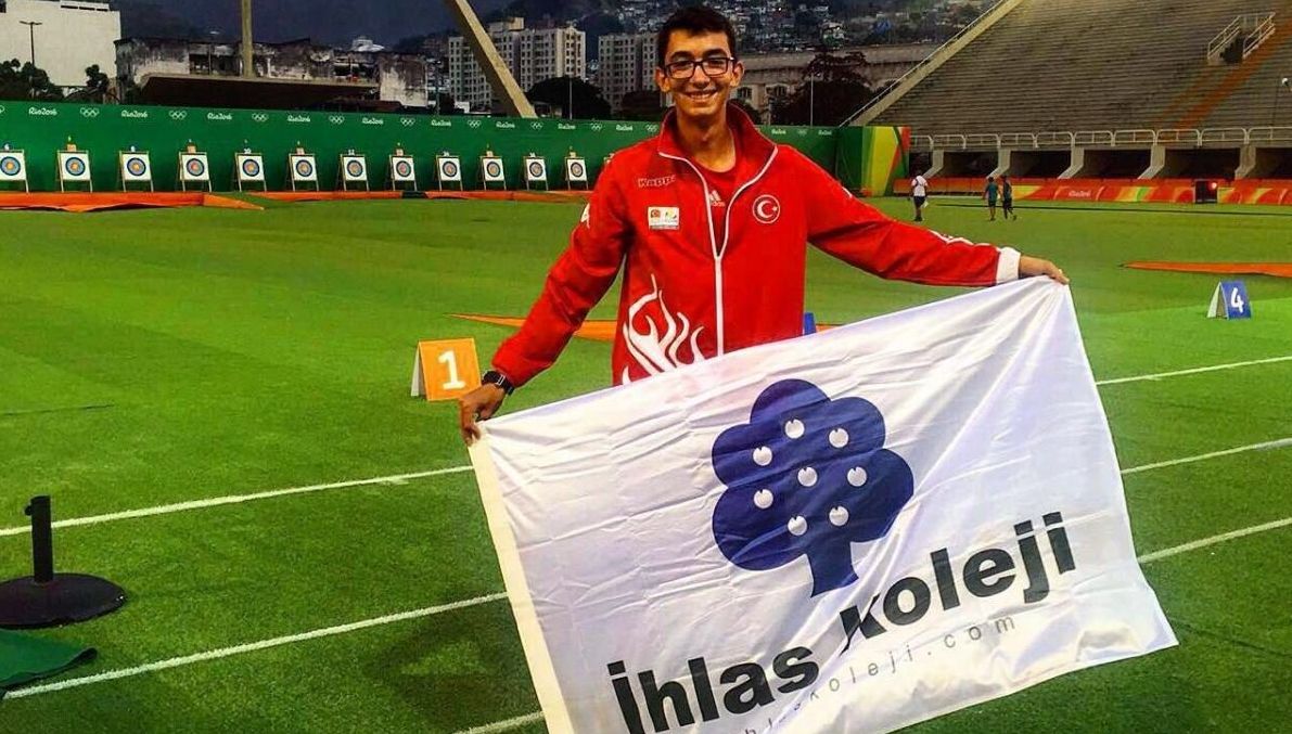 İhlas Koleji mezunu Mete Gazoz’a büyük onur