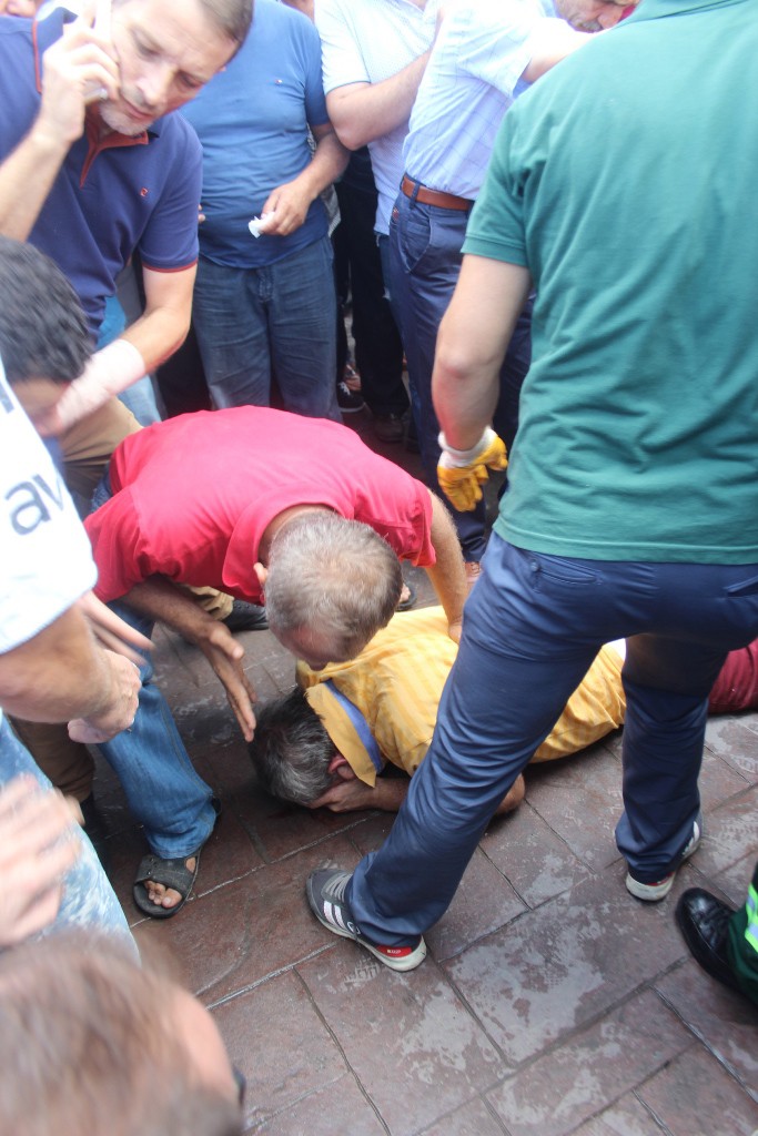 Boşanmak isteyen karısına kurşun yağdırdı, linçten polis kurtardı