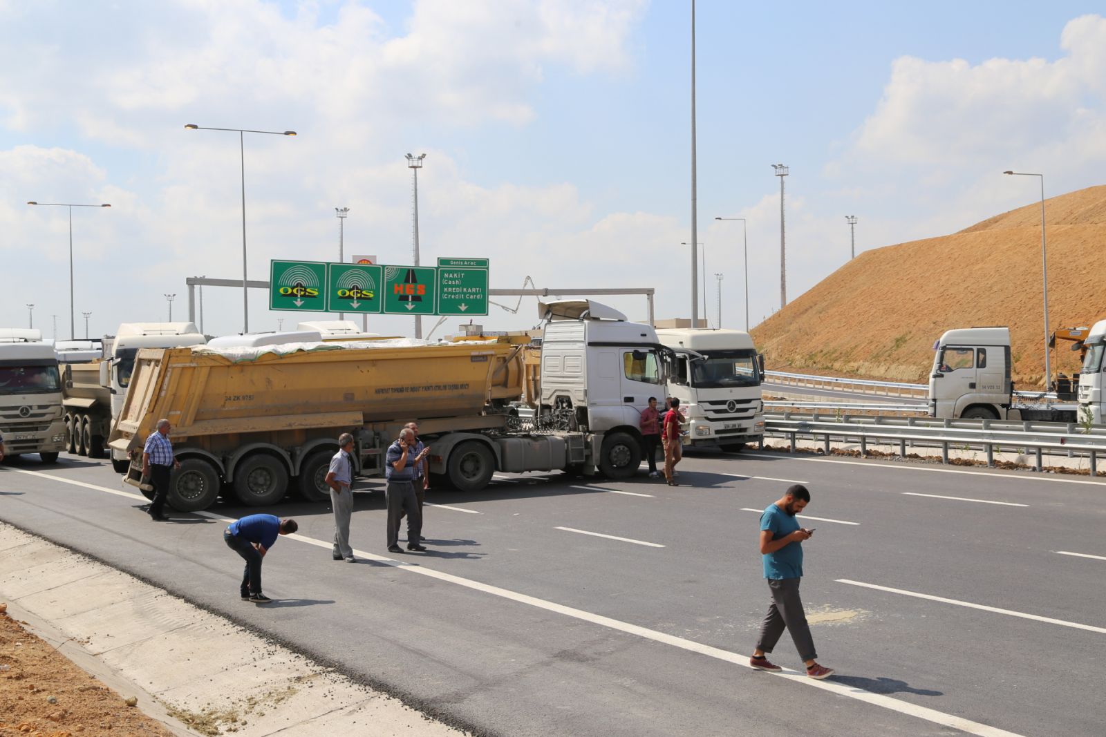 Kamyon sürücüleri, 3. köprü yolunu trafiğe kapattı