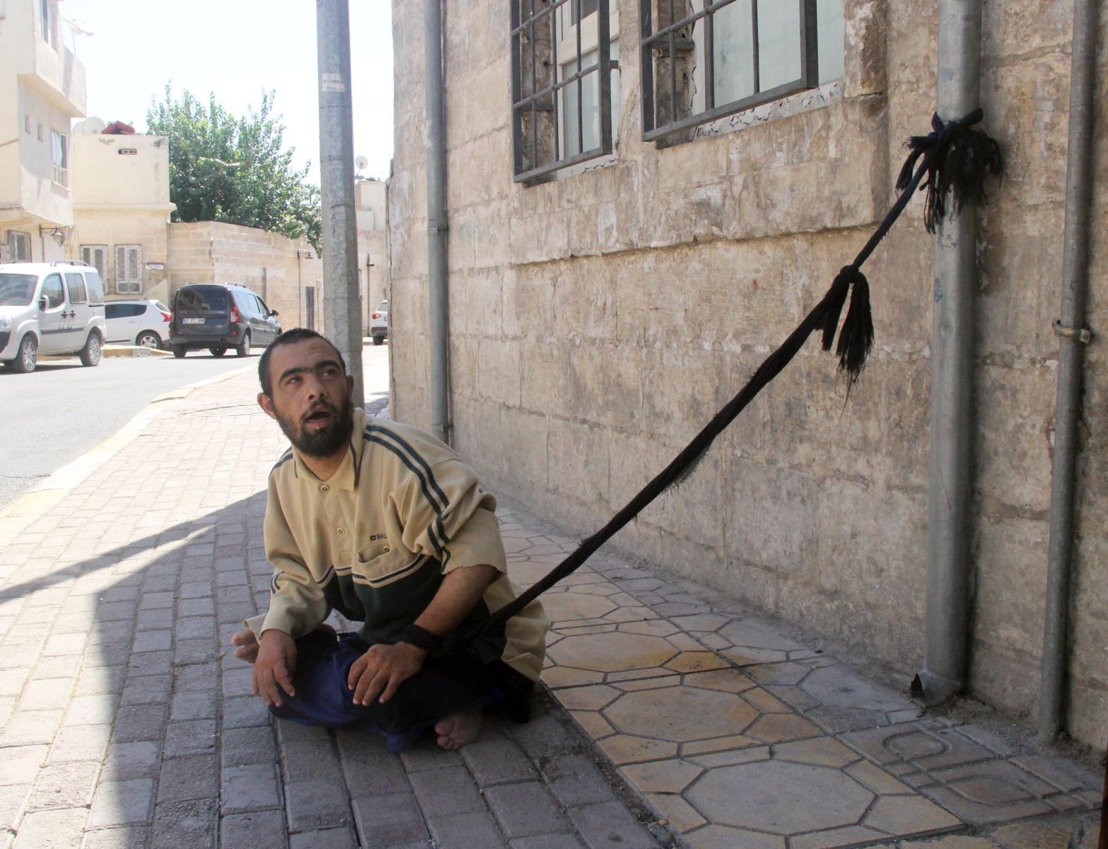 Suriyeli engelli genç iple su borusuna bağlandı