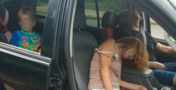 Uyuşturucu kullanan çift, trafikte çocuklarının önünde fenalaştı