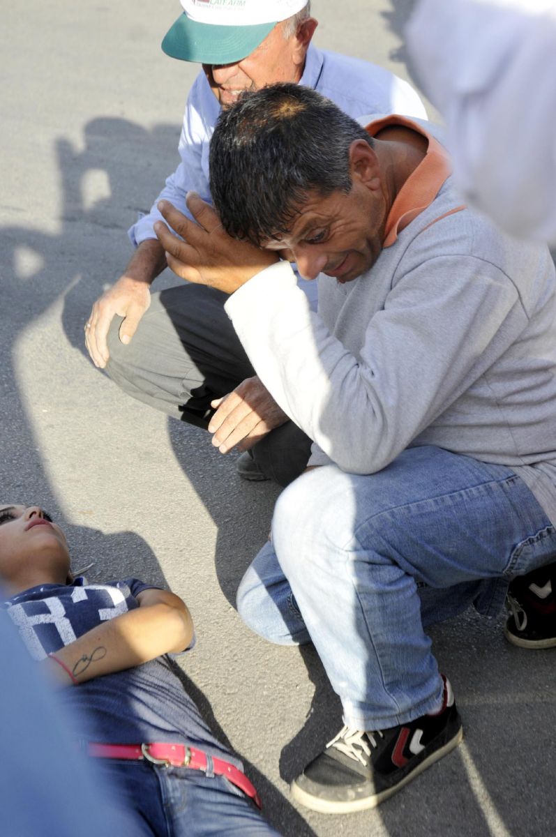 Otomobilin çarptığı kızını yerde acı içinde görün baba ağladı