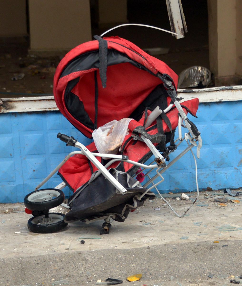 Kaldırıma çıkan araç bebek arabasını altına aldı, ölü ve yaralılar var