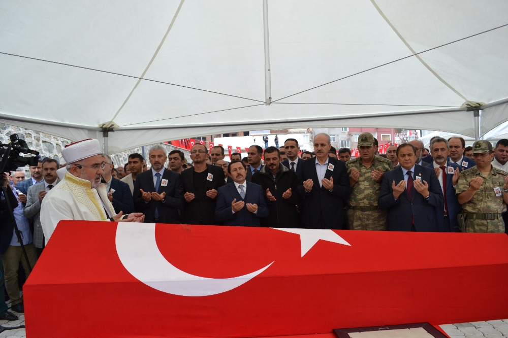 Şehit eşinin tabutunu öptü