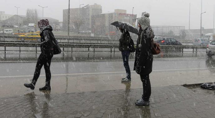 Beklenen kar başladı! Okullar tatil mi?