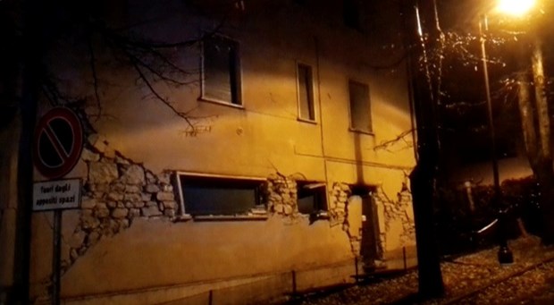İtalya'da deprem sonrası halk geceyi sokaklarda geçirdi