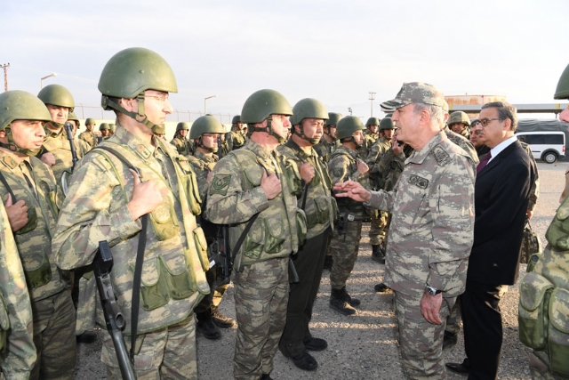 Komutanlar siperde! Hulusi Akar, Şırnak'ta böyle karşılandı