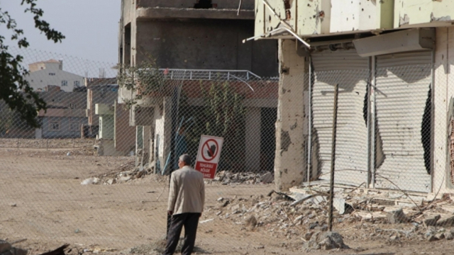 Nusaybin'de tel örgü geri çekildi, çatışma izleri ortaya çıktı