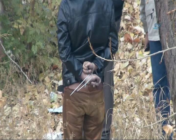 Ankara'da bir kişi elleri kelepçeli ağaca asılı olarak bulundu