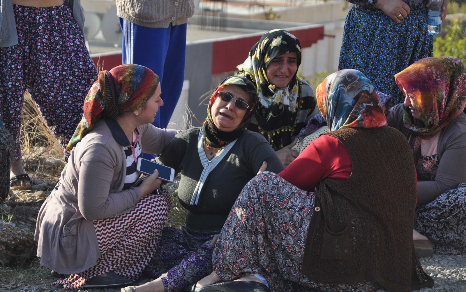 Oğlunun cansız bedenini gören anne sinir krizi geçirdi