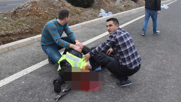 Otomobil, yol denetiminde görevli 1 polise çarptı