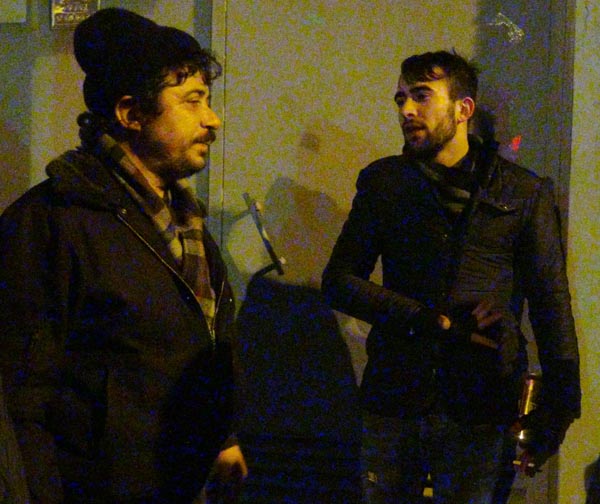 Arabası yanan adam 100 liralık montunun yırtılmasına üzüldü