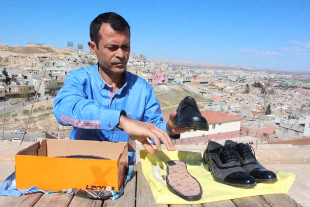 Güvenlik görevlisinin, sinyal kesici ayakkabısı