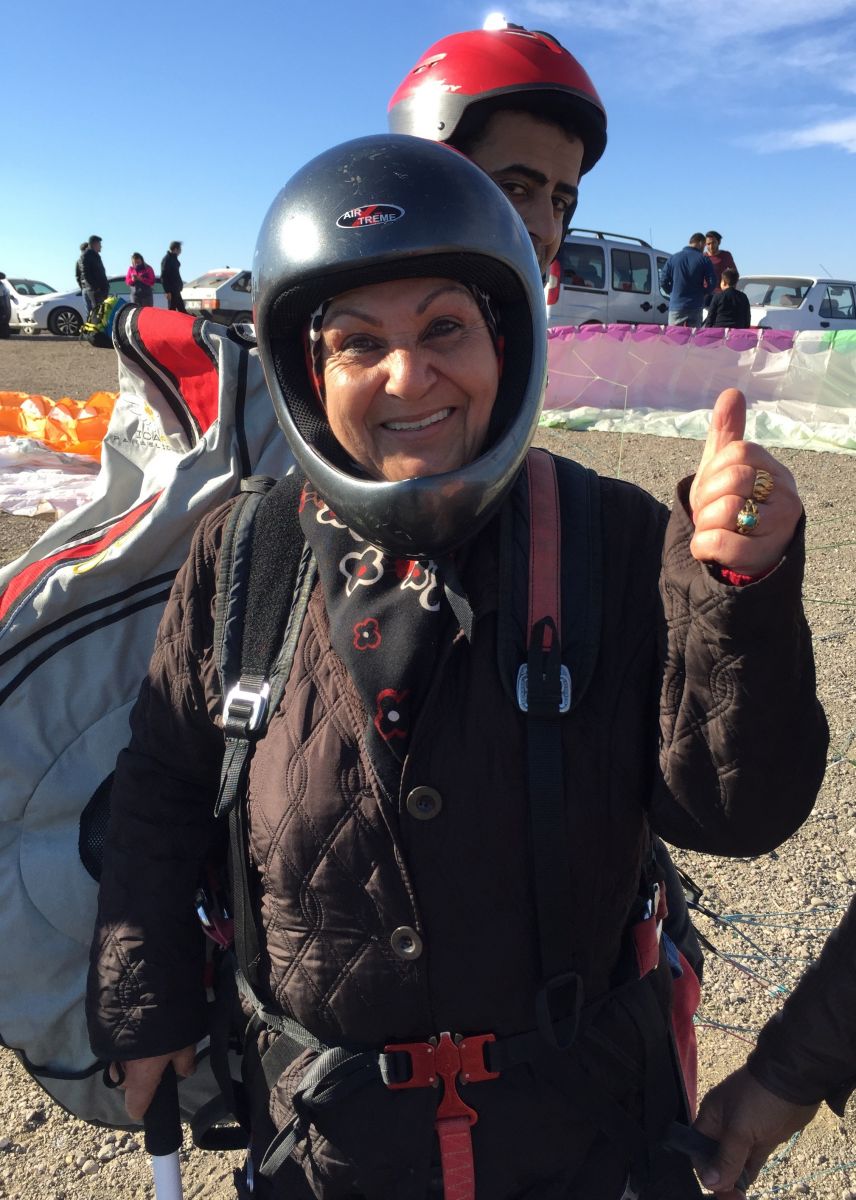 66 yaşında kadın yamaç paraşütü yaptı