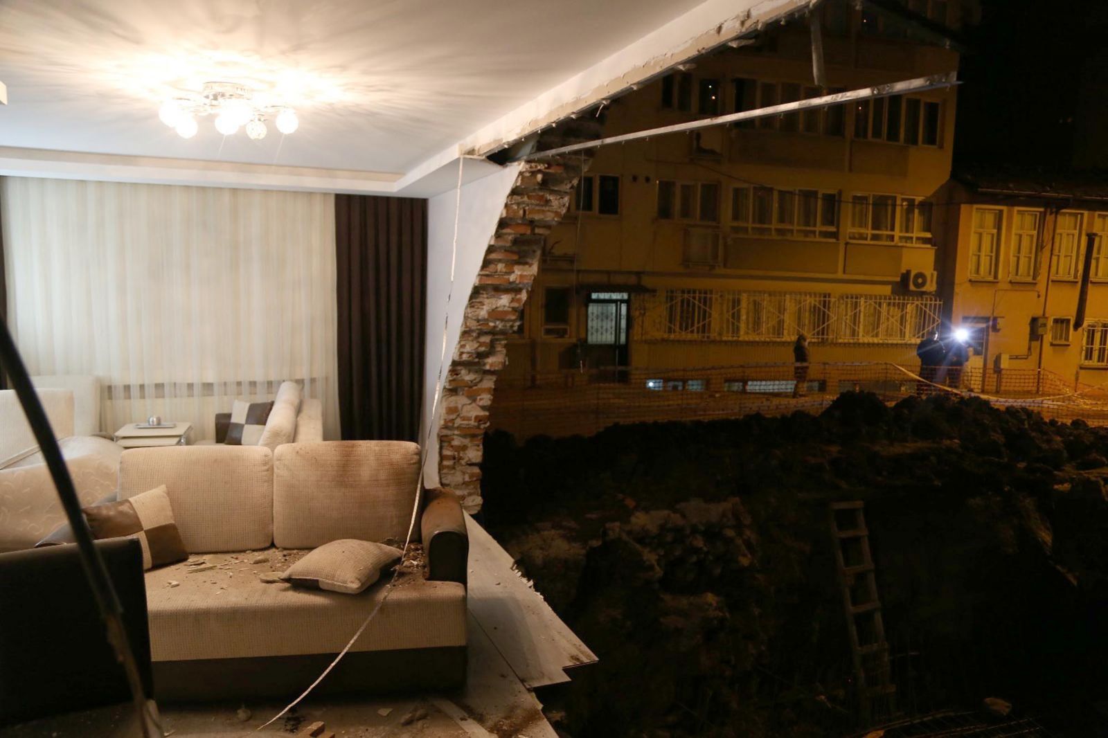 Sabaha karşı evleri başına yıkıldı!