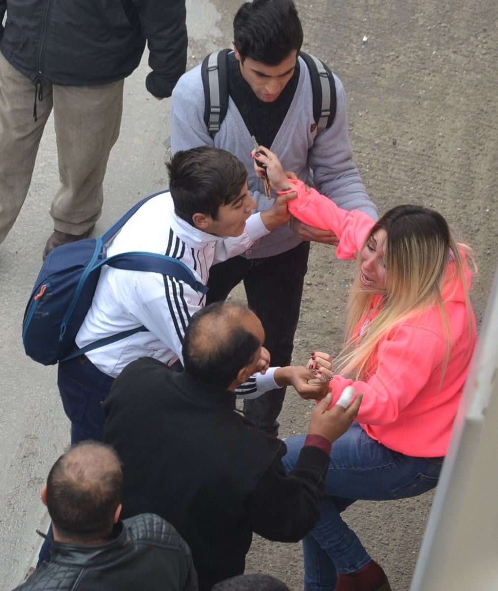 Üst geçitten atlayan kadını annesi sanınca...