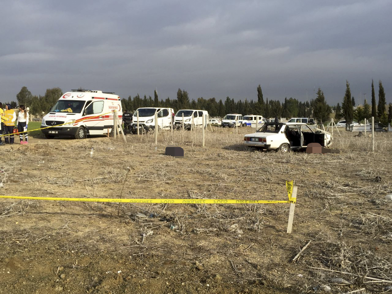 Mezarlıkta 3 erkek cesedi bulundu