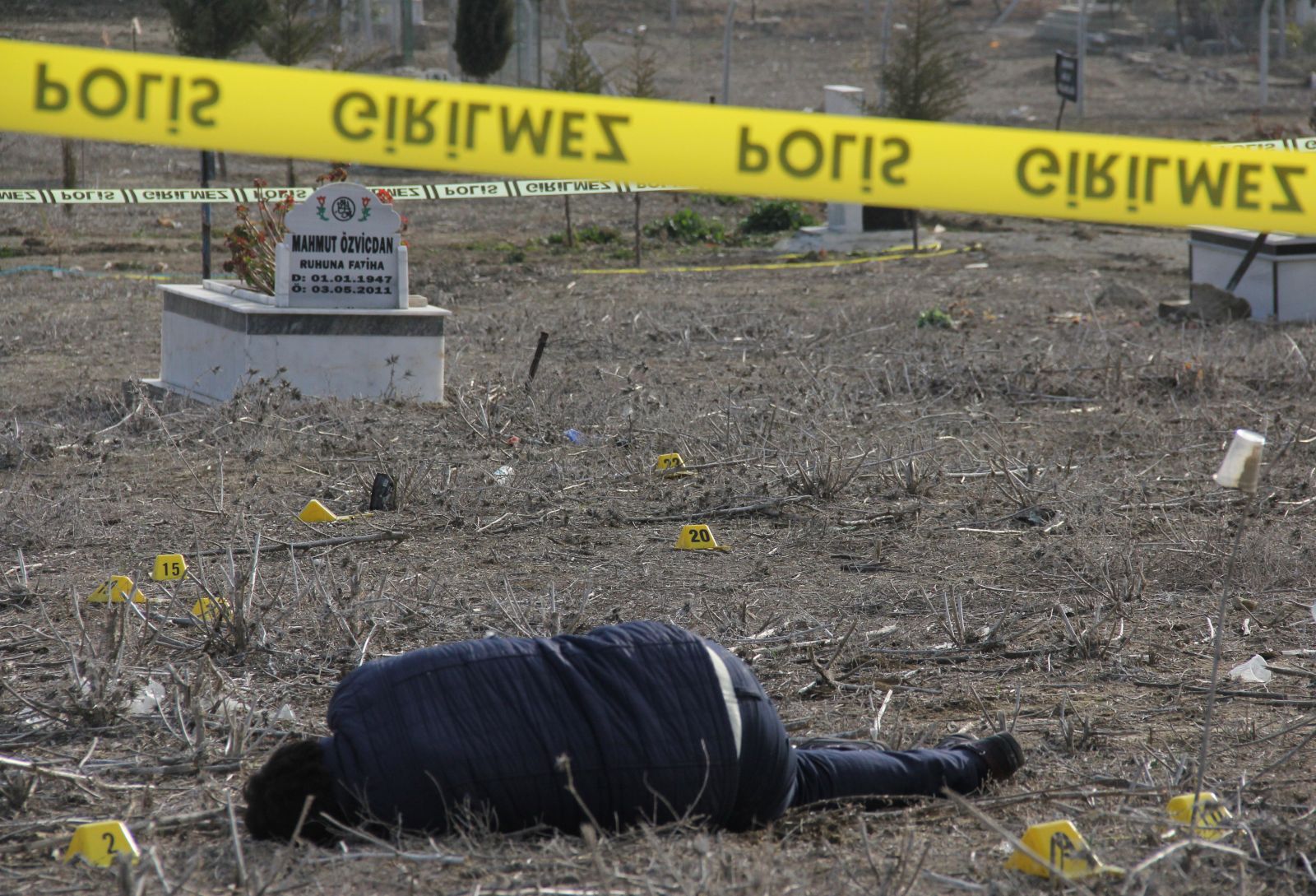 Vahşetin yaşandığı mezarlığa koşarak geldiler!