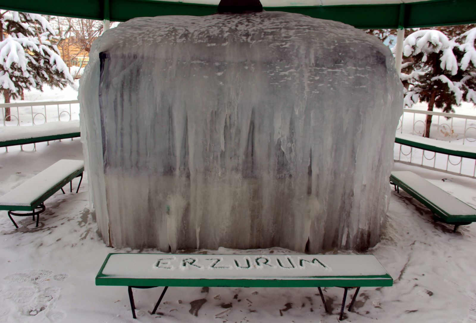 Buz tutan şadırvan şelaleye döndü