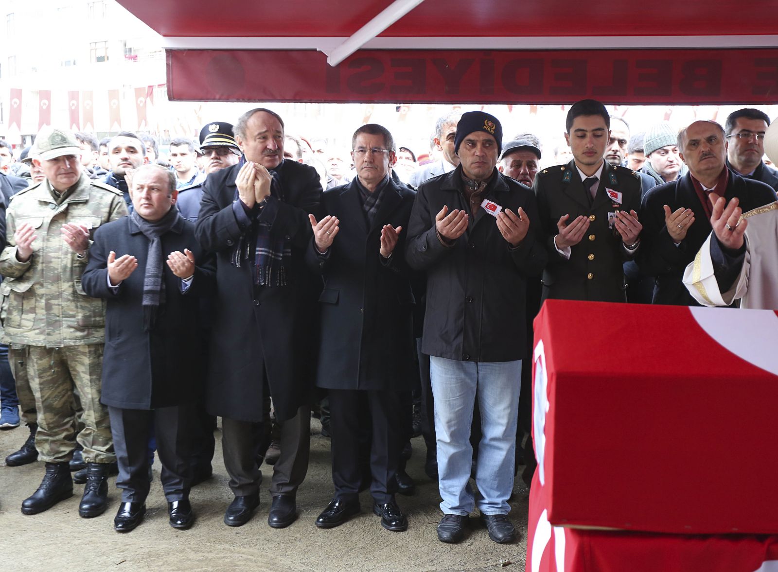 Eski bakan gözyaşlarına boğuldu