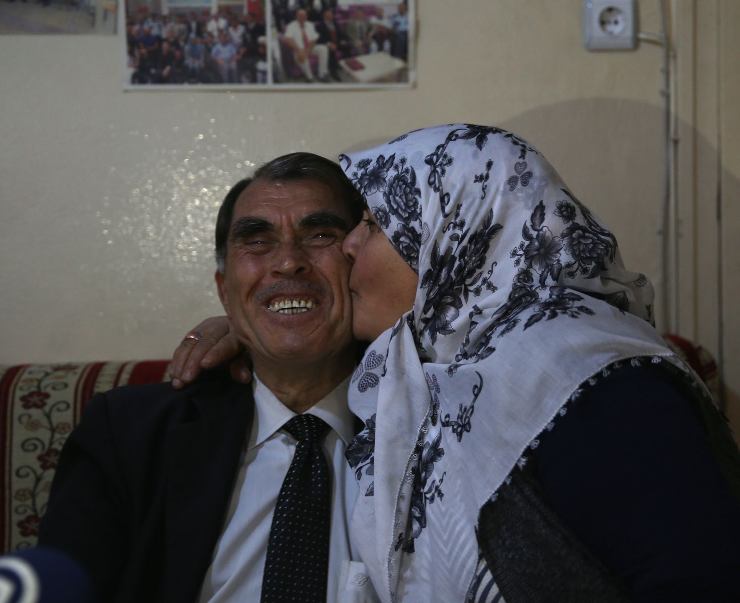 Engelli eşini hem 'Gönlünde' hem de 'Sırtında' taşıyor