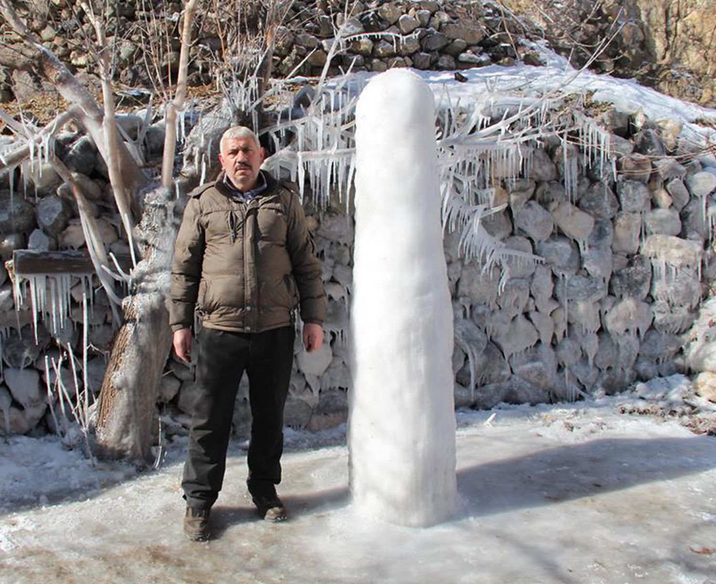Sabah bahçesinde görünce şok oldu!