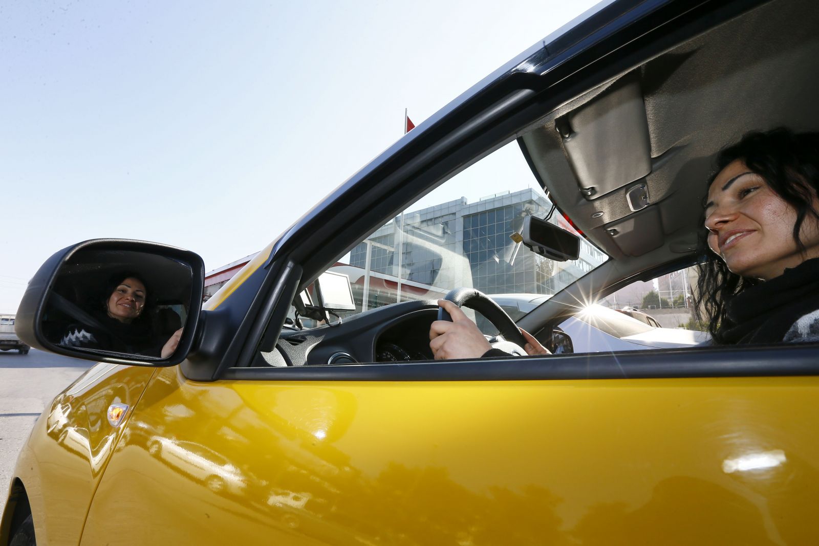 'Makyajımızı da yaparız, taksi şoförlüğü de yaparız'