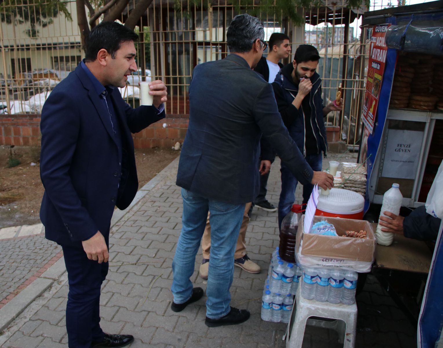 Adana’da acılı ayran kuyruğu