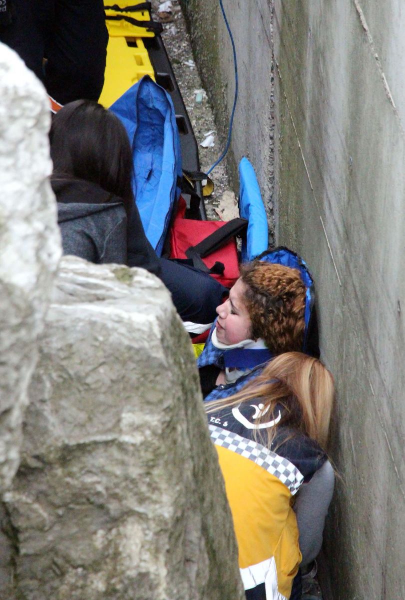 19 yaşındaki genç kız kayaya atlamak isterken 5 metre aşağıya düştü