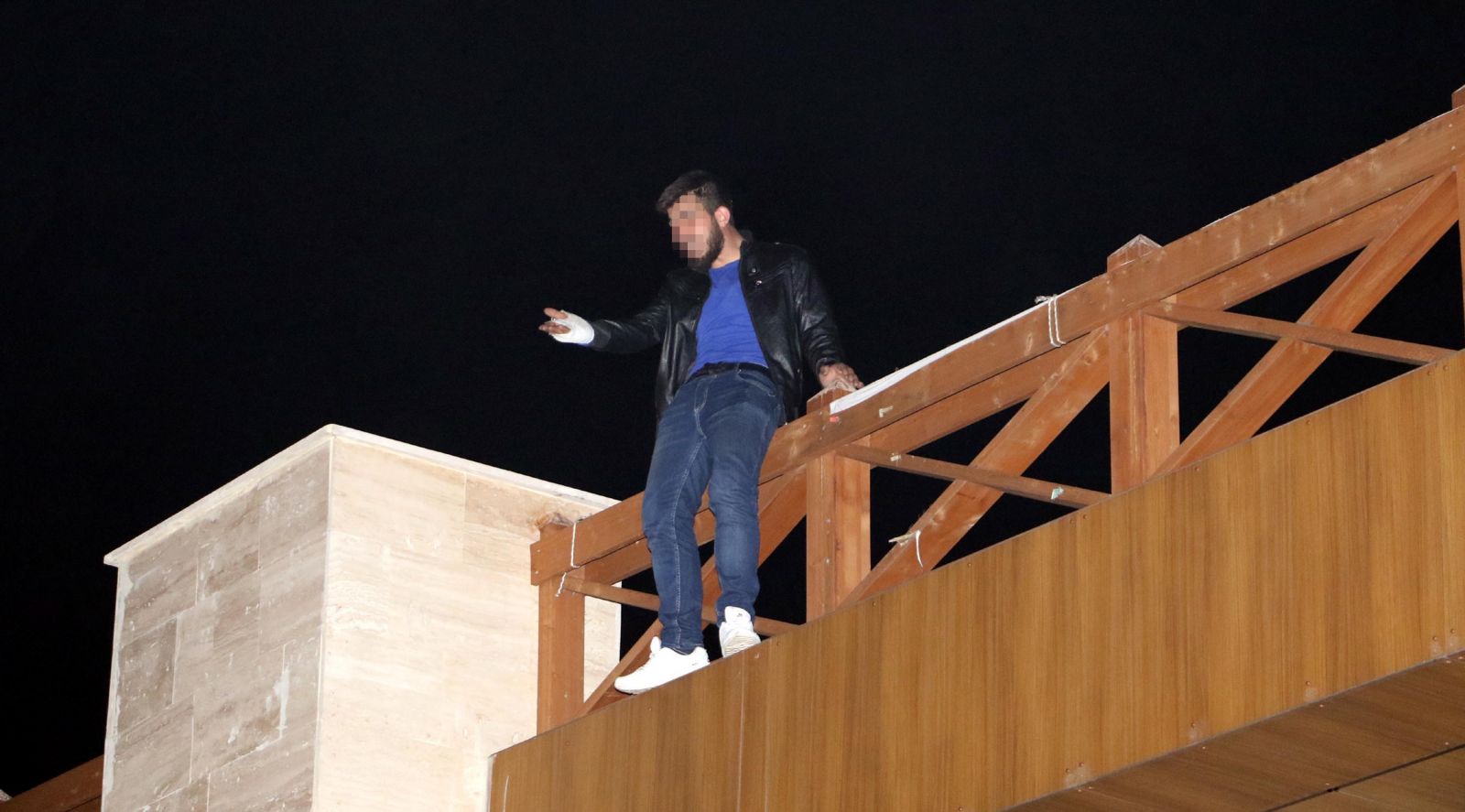 Kız arkadaşıyla tartıştı, üst geçitten atlamaya kalkıştı