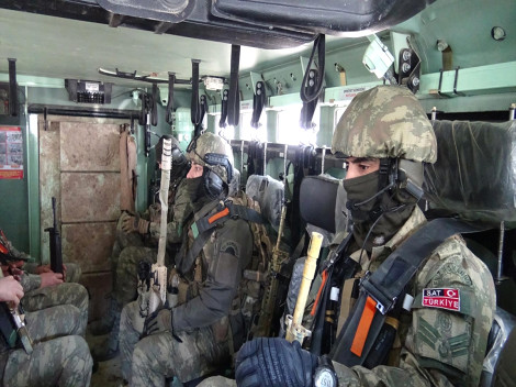 SAT ve SAS komandoları Fırat Kalkanı Operasyonu'na el attı