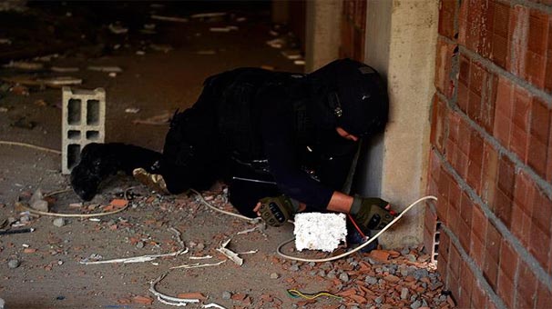 Nusaybin'de tuzaklanan el yapımı patlayıcılar imha ediliyor