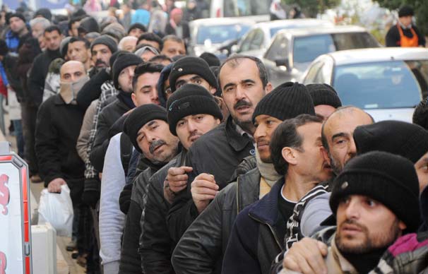 Suriyelilerin adres bildirimi izdihamı