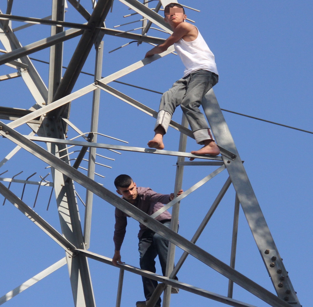 Yüksek gerilim hattı direğinde intihar kovalamacası