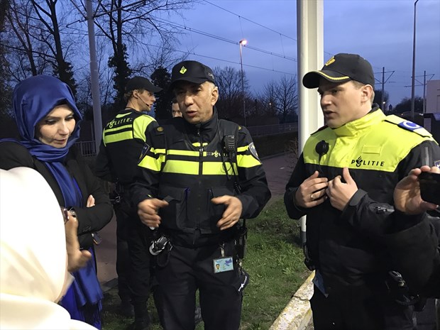 Hollanda'da, AA ve TRT aracına polis engeli