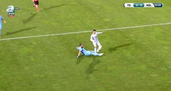 Avni Aker'de ilginç pozisyon