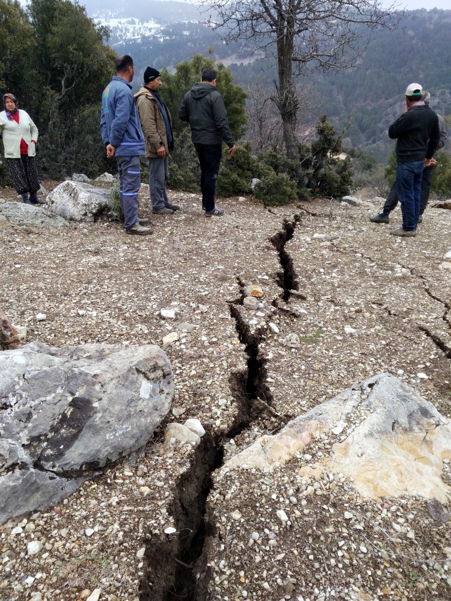 Antalya Kumluca'da heyelan nedeniyle 12 ev boşaltıldı