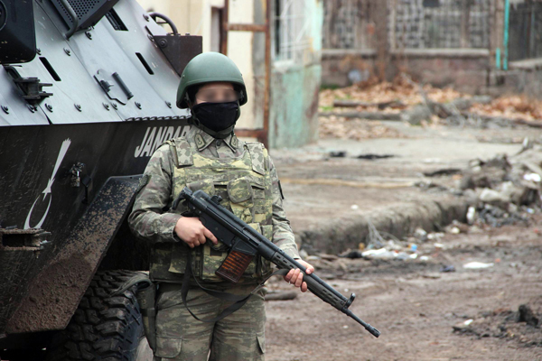 Kadın askerler de Sur’da