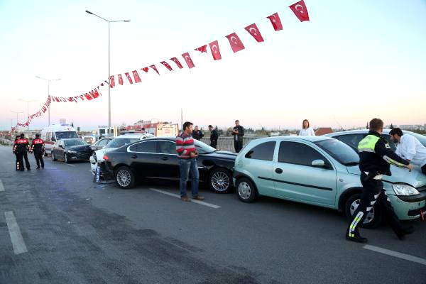 Bakan Nihat Zeybekçi'ye tahsis edilen araç kaza yaptı