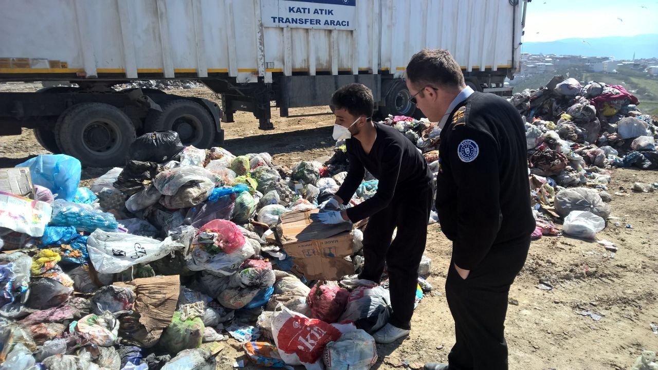 5 ton çöpün içinde 4 saat aradılar!