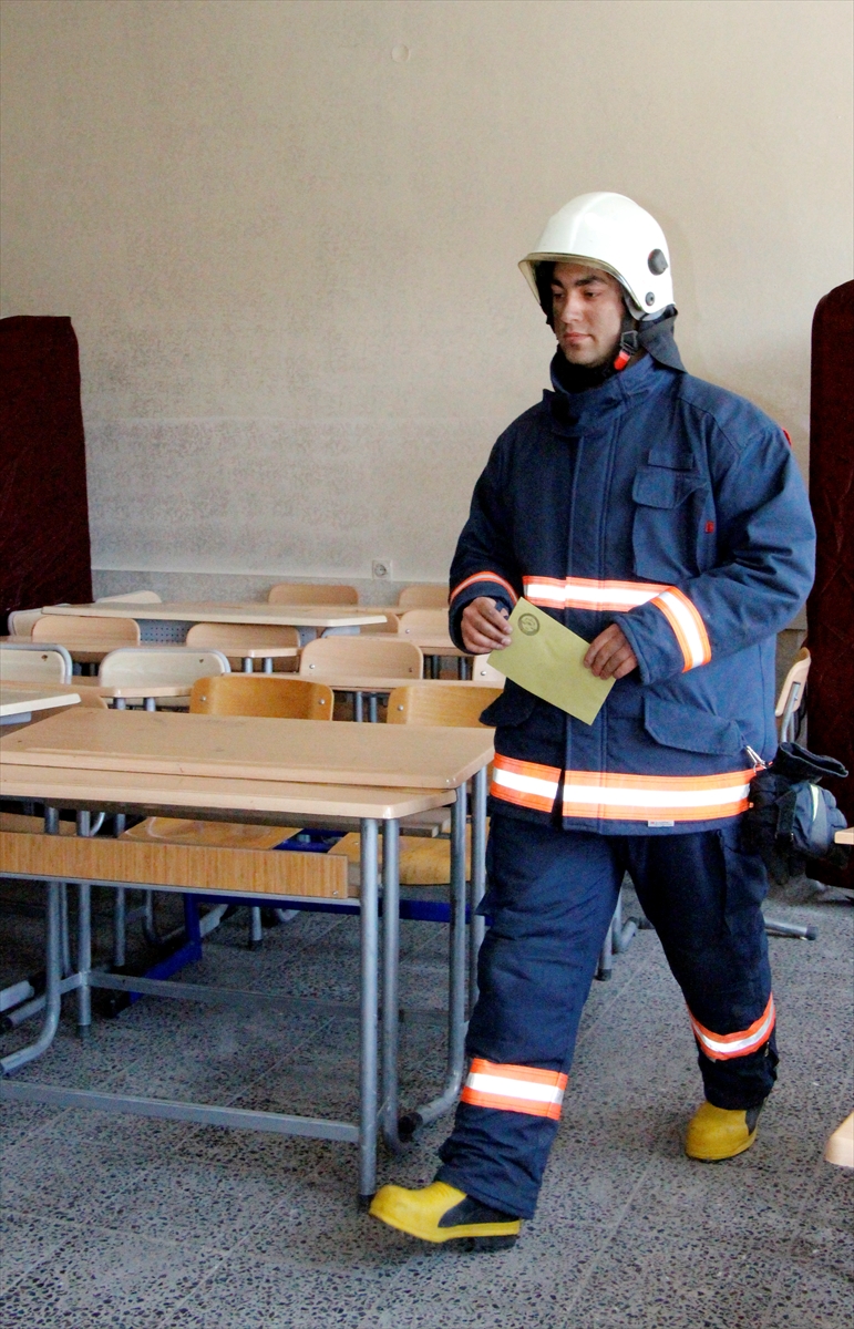 Önce yangına sonra sandığa gittiler