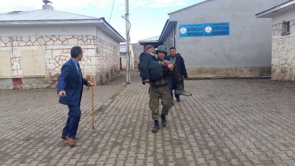 Erzurum'da mehmetçik yaşlı adamı sandığa kucağında götürdü