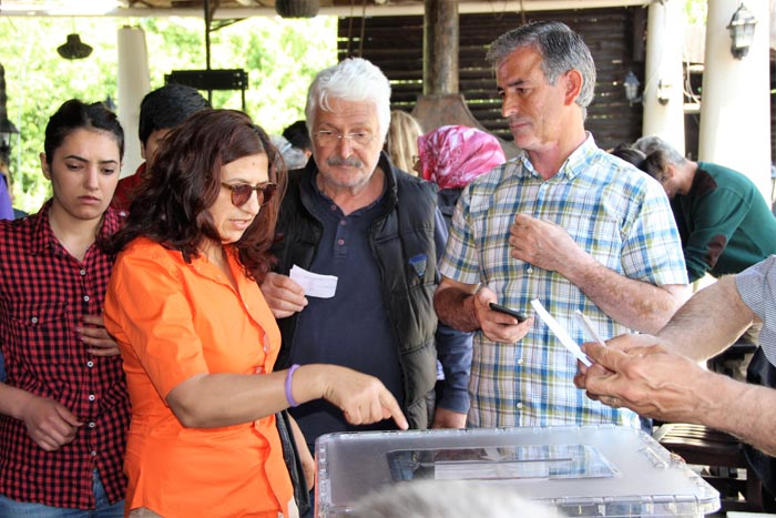 Ünlü oyuncunun kayınvalidesi oy kullanmaya ambulansla geldi
