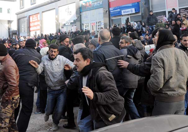 Suriyelilerin adres bildirimi izdihamı