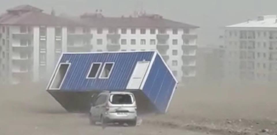 Erzurum'da fırtına kent merkezinde hasara yol açtı